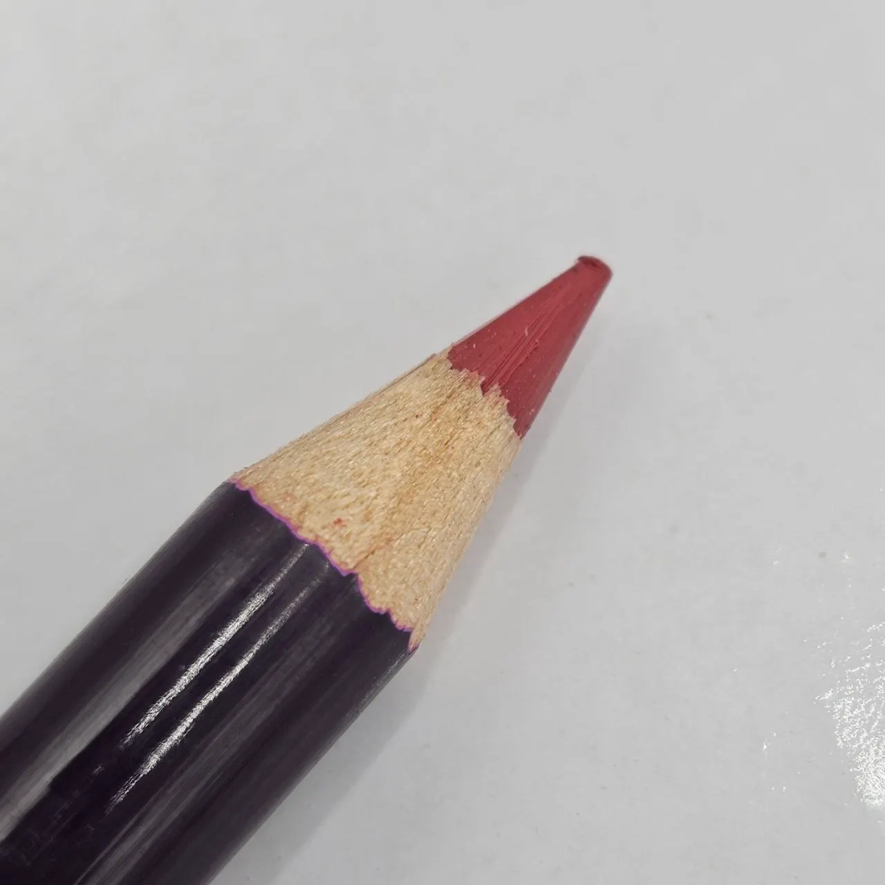 خط لب با کیفیت و سایز بزرگ Ladypore